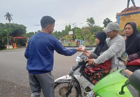 OSIS MTs Negeri Bintan Bagi-Bagi Takjil